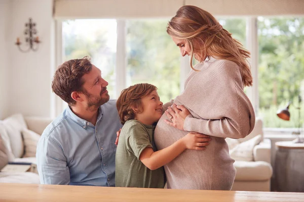Familia Con Niño Abrazando Las Madres Embarazadas Estómago Mientras Ella — Foto de Stock