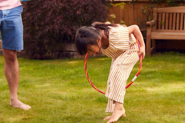 Ásia Pai Filha Ter Diversão Jogar Com Hula Aro Jardim — Fotografia de Stock