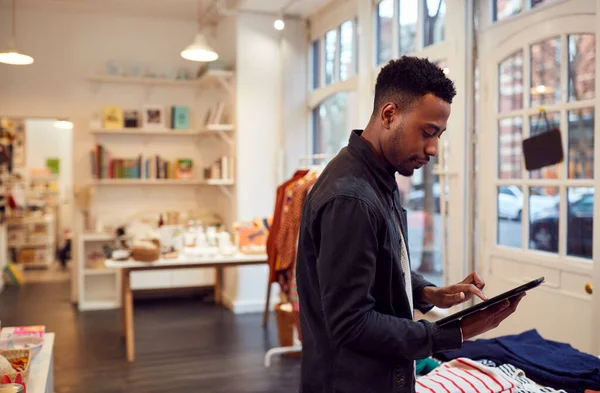 Férfi Small Business Owner Checks Készlet Üzlet Digitális Tablet — Stock Fotó