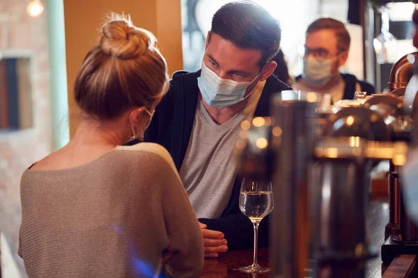 Par Bär Masker Datum Sitter Vid Kassan Upptagen Bar Hälsa — Stockfoto