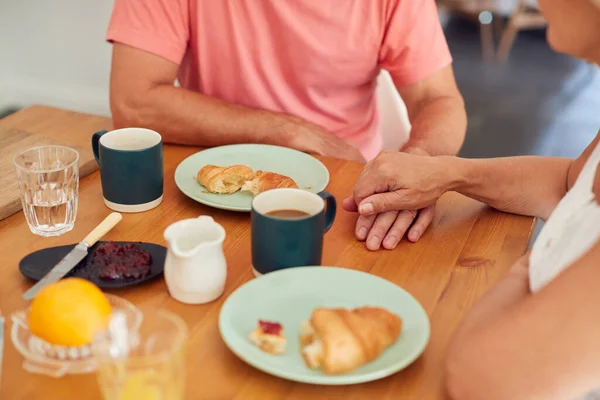 自宅の朝食テーブルでうつ病に苦しんでいるシニア女性の慰めの男のクローズアップ — ストック写真