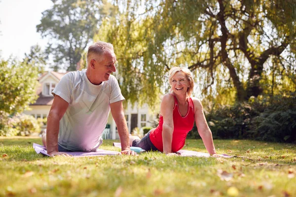 Pareja Mayor Casa Jardín Usando Ropa Fitness Disfrutando Clases Yoga —  Fotos de Stock