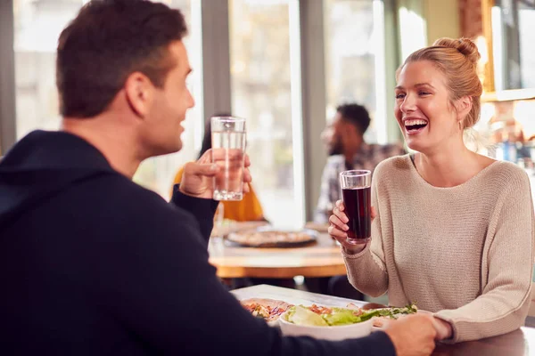 Casal Sorridente Data Desfrutando Pizza Restaurante Juntos — Fotografia de Stock