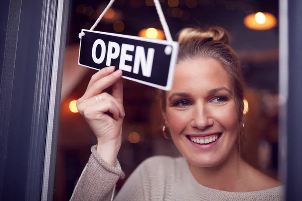 Kvinnlig Ägare Små Företag Vända Runt Öppna Logga Shop Door — Stockfoto