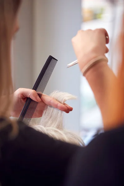 Крупним Планом Старша Жінка Маючи Волосся Вирізати Жіночим Стилістом Перукарні — стокове фото
