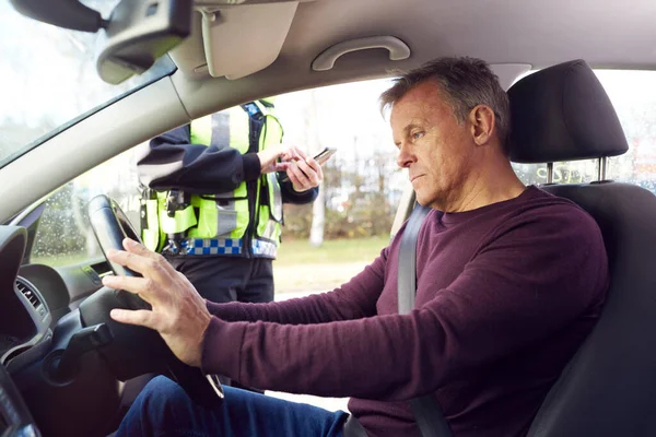 Conducteur Masculin Arrêté Par Agent Police Circulation Féminin Avec Tablette — Photo