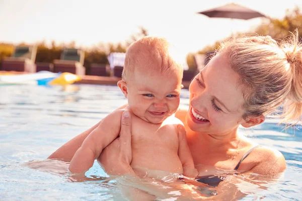 Mutter Mit Kleiner Tochter Mit Spaß Sommerurlaub Plantscht Freibad — Stockfoto