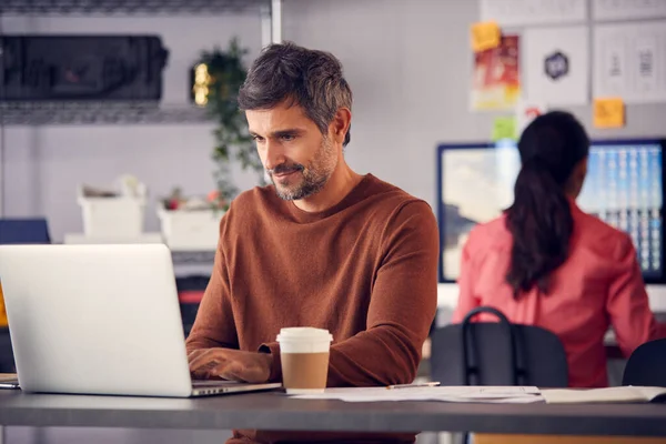 Marketing Publicitario Masculino Diseño Creativo Trabajando Estudio Con Compañera Femenina —  Fotos de Stock