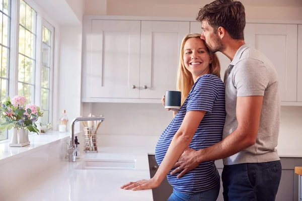 Paar Keuken Met Man Knuffelen Zwangere Vrouw Als Drinkt Kopje — Stockfoto