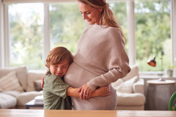 Gezin Met Zoon Knuffelen Zwangere Moeders Maag Als Naast Hem — Stockfoto