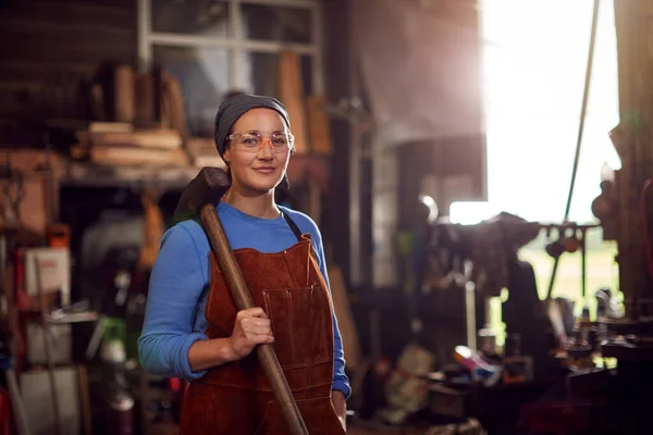 Retrato Ferreiro Feminino Segurando Martelo Forja — Fotografia de Stock