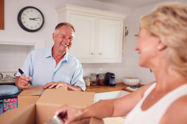 Senior Couple Bezuinigen Pensioen Verpakking Etikettering Dozen Klaar Voor Verhuizing — Stockfoto