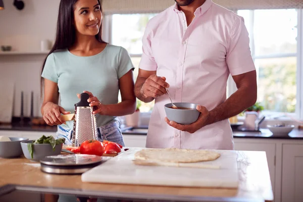 自宅でキッチンでカップルのクローズアップ一緒に自家製ピザを準備 — ストック写真