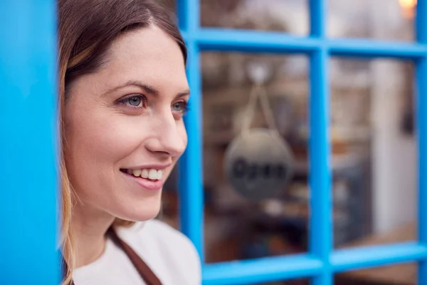 Mujer Sonriente Propietaria Una Pequeña Empresa Pie Entrada Tienda Calle —  Fotos de Stock