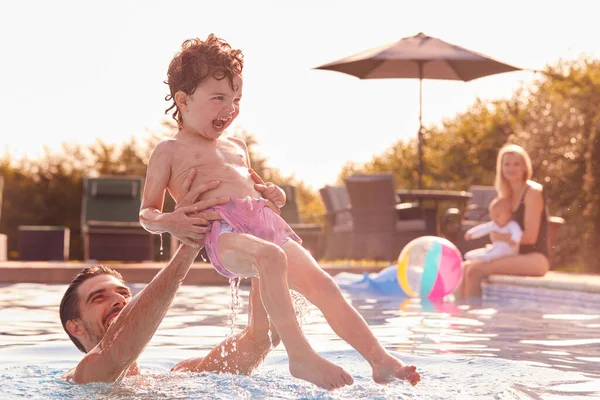 Pai Filho Divertir Jogando Piscina Livre Férias Como Mãe Bebê — Fotografia de Stock