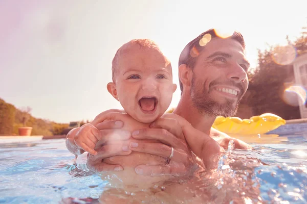 Padre Con Bambina Che Diverte Durante Vacanze Estive Spruzzando Nella — Foto Stock