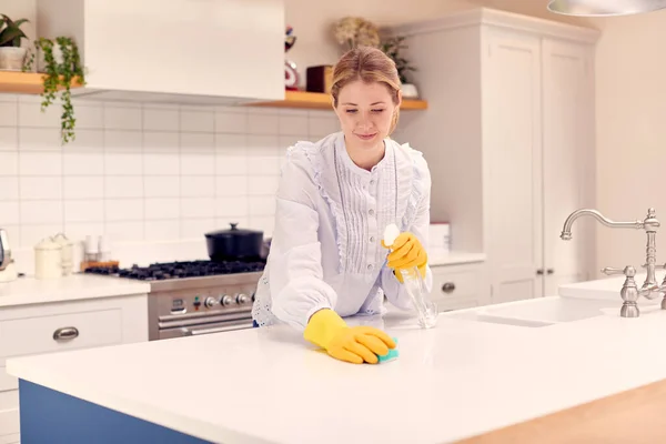 Frau Hause Küche Hausarbeit Erledigen Und Gegenfläche Mit Spray Reinigen — Stockfoto