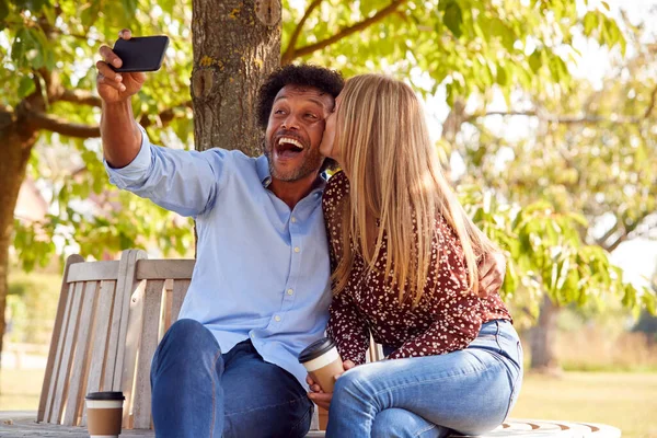 Kissing Mature Couple Posing Selfie Mobile Phone Sitting Seat Park — Stock Photo, Image