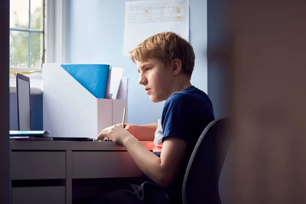 Menino Sentado Mesa Home Schooling Usando Laptop Para Aprendizagem Line — Fotografia de Stock