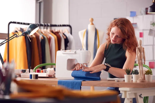 Studente Donna Imprenditore Che Lavora Nella Moda Utilizzando Macchina Cucire — Foto Stock