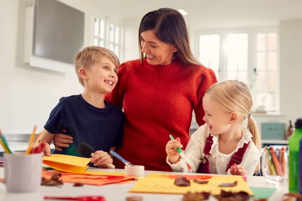 Madre Con Niños Casa Haciendo Artesanía Haciendo Fotos Hojas Cocina — Foto de Stock