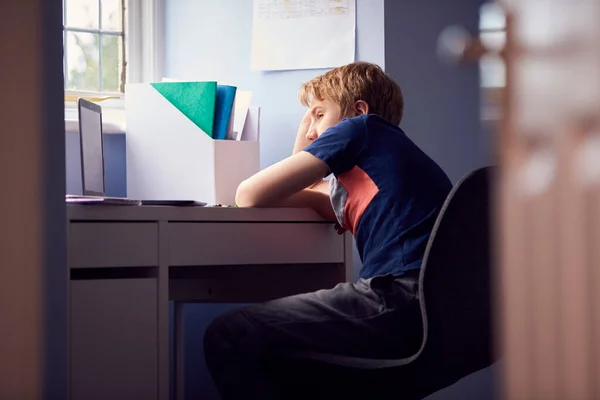 Menino Estressado Sentado Com Cabeça Mesa Home Schooling Com Laptop — Fotografia de Stock