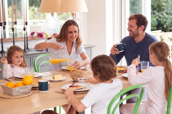 Familia Vistiendo Pijamas Sentados Alrededor Mesa Disfrutando Del Desayuno Panqueques — Foto de Stock