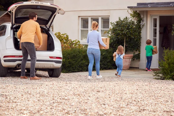 Família Fora Casa Nova Dia Móvel Carregando Descarregando Caixas Carro — Fotografia de Stock