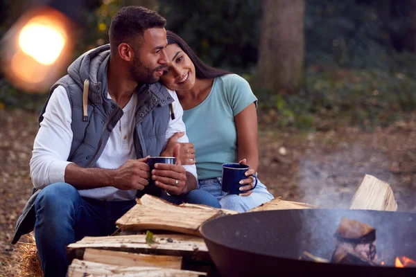 Ρομαντικό Ζευγάρι Camping Δίπλα Στη Φωτιά Μπολ Φωτιά Ζεστά Ροφήματα — Φωτογραφία Αρχείου