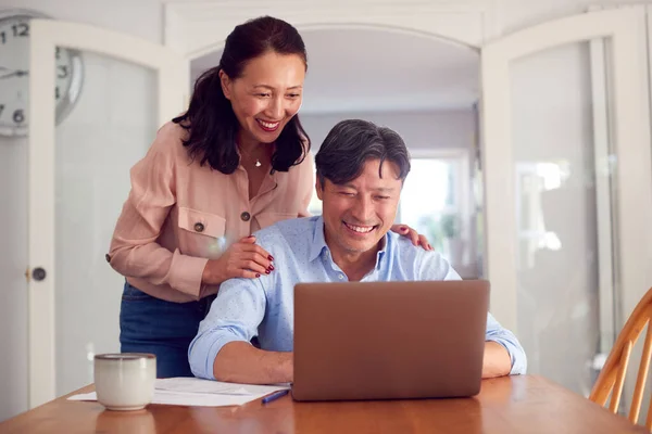 Pareja Asiática Madura Casa Usando Ordenador Portátil Para Organizar Las — Foto de Stock