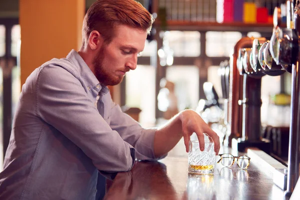 Hombre Infeliz Sentado Bar Bebiendo Solo Con Vaso Whisky — Foto de Stock