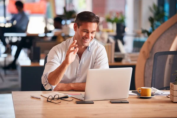 Biznesmen Siedzi Przy Biurku Wideo Call Modern Open Plan Office — Zdjęcie stockowe