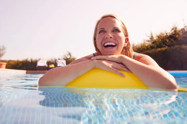 Mujer Divirtiéndose Con Inflable Vacaciones Verano Piscina Aire Libre —  Fotos de Stock