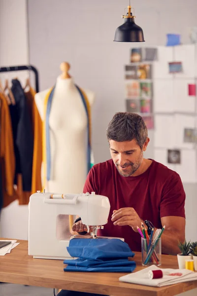 Diseñador Moda Masculino Trabajando Máquina Coser Estudio —  Fotos de Stock