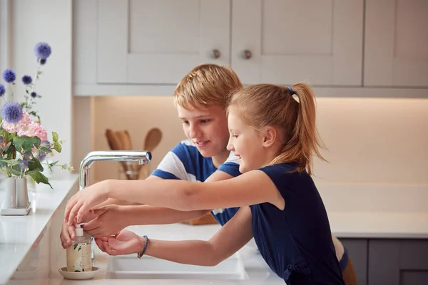 Dos Niños Lavándose Las Manos Con Jabón Casa Para Prevenir —  Fotos de Stock