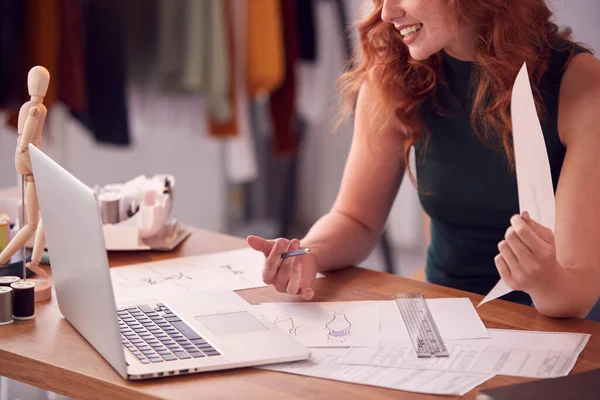 Primo Piano Imprenditore Femminile Che Lavora Nella Moda Mostrando Disegni — Foto Stock