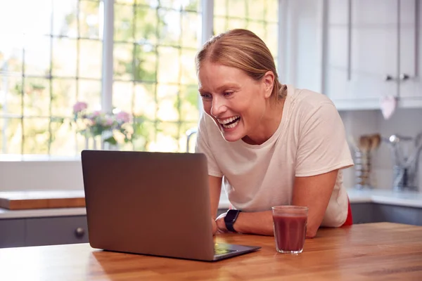 Ältere Frau Trägt Fitness Kleidung Hause Protokollierung Aktivität Von Smart — Stockfoto