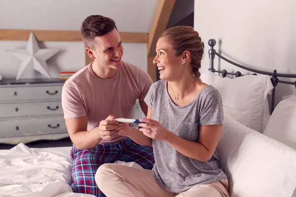 Casal Animado Quarto Casa Com Teste Gravidez Casa Positivo — Fotografia de Stock