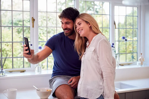 Casal Vestindo Pijama Cozinha Usando Telefone Celular Enquanto Toma Café — Fotografia de Stock