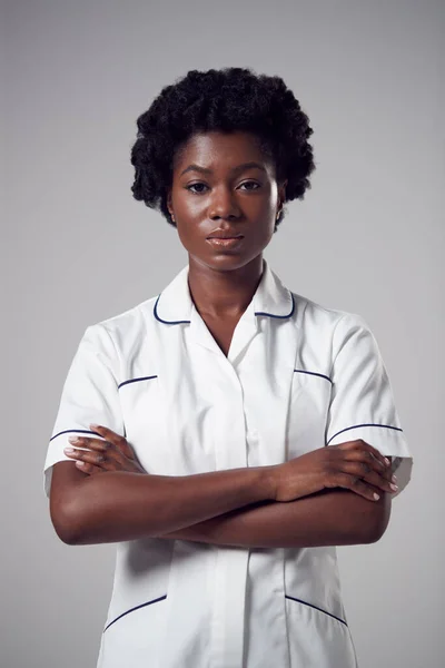 Estúdio Retrato Grave Jovem Enfermeira Vestindo Uniforme Contra Fundo Liso — Fotografia de Stock