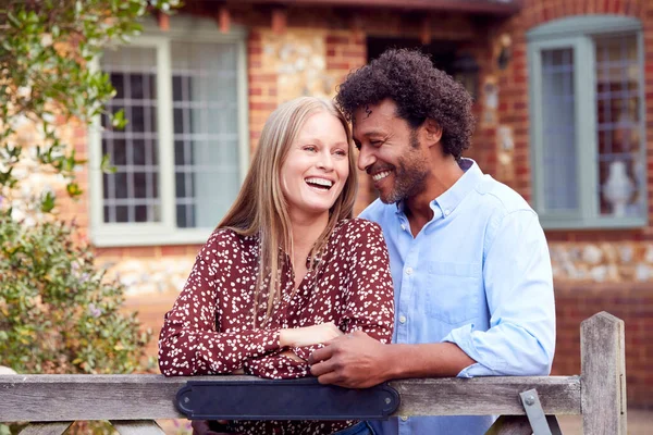 Retrato Pareja Amorosa Por Puerta Sosteniendo Las Llaves Casa Fuera —  Fotos de Stock