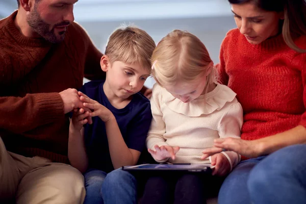 Familie Sitzt Zusammen Auf Sofa Und Schaut Digitales Tablet — Stockfoto