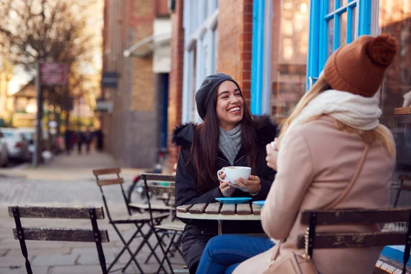 Två Kvinnliga Vänner Möte Sitter Utanför Coffee Shop City High — Stockfoto