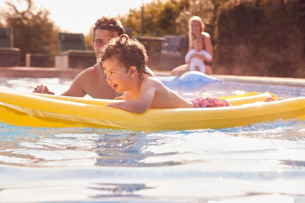 Padre Figlio Divertirsi Giocando Piscina All Aperto Vacanza Come Madre — Foto Stock