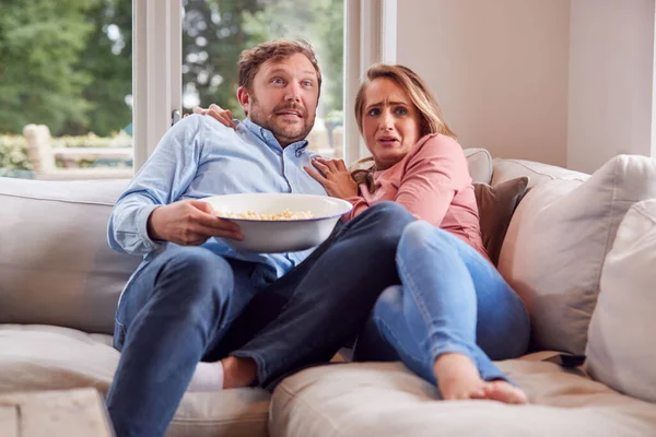Para Randce Siedząc Kanapie Domu Oglądając Straszny Film Telewizji Popcornem — Zdjęcie stockowe