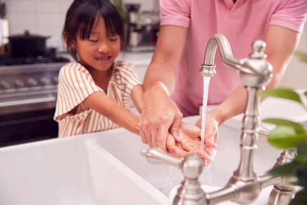 Asiatischer Vater Hilft Tochter Sich Hause Die Hände Mit Seife — Stockfoto