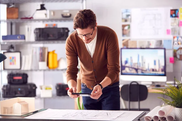 Male Architect Standing Desk Office Taking Photo Building Plans Mobile — Stock Photo, Image