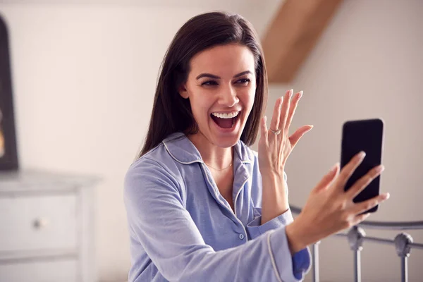 Mujer Ondeando Con Teléfono Móvil Usando Pijamas Teniendo Video Chat — Foto de Stock