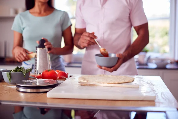 Közelkép Pár Konyhában Otthon Készítő Házi Pizzák Együtt — Stock Fotó