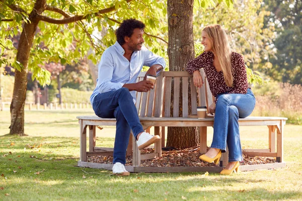 Couple Ayant Une Réunion Socialement Éloignée Dans Parc Extérieur Pendant — Photo